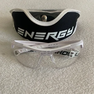 Unihoc innebandy glasögon  - Fina innebandy glasögon från unihoc i praktisk nyskick. Knappt använda då jag spelade som målvakt. De ska bort därför så billig.