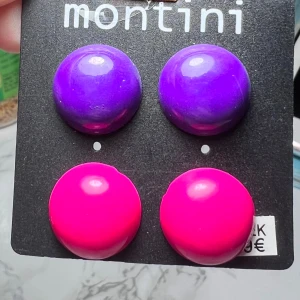 2 par färgglada runda örhängen - Två par stora, runda örhängen i glansig plast. Ett par är lila och ett par är starkt rosa. Perfekta för att ge din look en färgklick och retrovibbar.