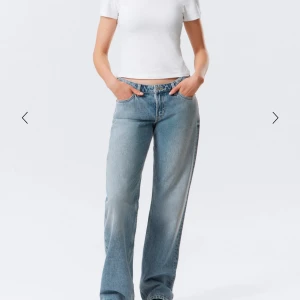 Los waist wide jeans  - Snygga jeans från weekday, modellen heter arrow och är i storlek 25/32🥰🥰och endast använda en gång.