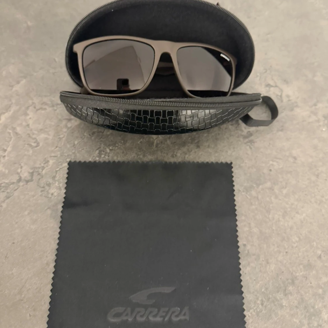 Bruna Carrera solglasögon med etui - 3