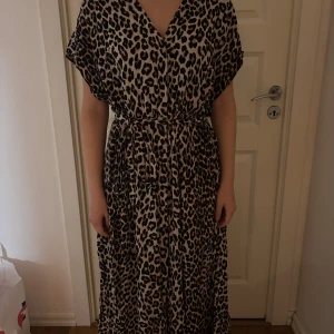 Leopardmönstrad långklänning H&M XL - Säljer en snygg långklänning från H&M i storlek XL med leopardmönster.