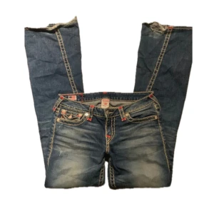 True Religion jeans - jättesnygga true religion jeans jag köpte på vinted men som tyvärr inte passade💔💔 strl M/ 38. Skriv om ni vill ha bilder med mått!! Lite slitna längst ner men annars i jättefint skick, själv använde jag de bara en gång efter köp från vinted🌸❣️ (jag har dragit ett skosnöre på insidan av linningen för att kunna dra åt!! kan skicka bilder på även detta)