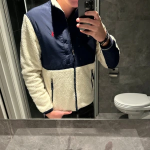 Blåvit fleece jacka från Polo Ralph Lauren - Säljer en riktigt snygg fleecejacka från Ralph Lauren. Jackan är i storlek S och har inga defekter. Passar perfekt nu till höst och vinter. Jag på bilden är 188cm. Hör av er vid frågor;)