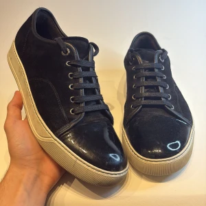 Lanvin Skor - | Lanvin Cap Toe svart | Uk 8 Motsvarar 42 | Skick 8,5/10(lite smutsig sula)Limiterat antal dustbags finns | Nypris 5299kr Mitt pris 2299kr