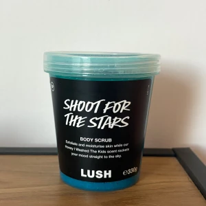 Lush Shoot For The Stars Body Scrub - 330 g  Endast öppnad, en god gourmand doft och enligt lush hemsida är det doften ” honey I washed the kids”  Nypris 290 kr 