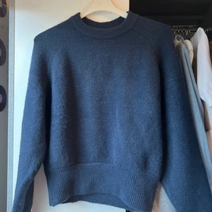 Mörkblå stickad tröja från Zara - Marinblå stickad tröja, I NYSKICK. Använt en gång, så plagget är fortfarande mjukt och inte nopprig! ❤️❤️❤️strlk: S men passar XXS-Xs