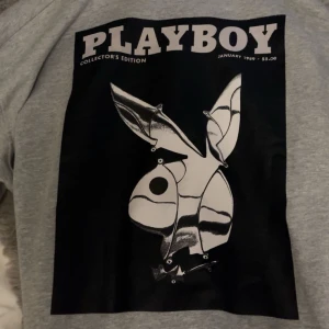 Grå oversized Playboy hoodie - Säljer en grå oversized hoodie från Playboy, super skön tröja att ha hemma💓