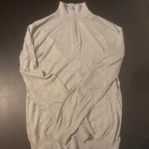 Ljusgrå quarter zip-tröja Dressmann S - Superskön ljusgrå tröja från Dressmann i Supima-bomull.