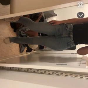 Ljusblå skinny jeans med hög midja - Säljer ett par ljusblå skinny jeans med hög midja och klassisk femficksdesign. Jeansen har en smal passform hela vägen ner och är perfekta för dig som gillar en tight look. Materialet är stretchigt och bekvämt, vilket gör dem lätta att bära hela dagen.