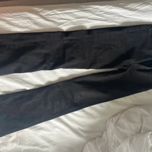 Svarta bootcut jeans från Lee W26 L31 - Säljer ett par svarta bootcut jeans från Lee, modell Breese Boot. Jeansen har klassisk femficksdesign, normal passform och är tillverkade i ett mjukt bomullsmaterial med lite stretch. 
