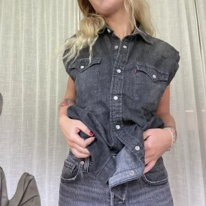 Levi’s väst  - Väst i jeans från Levi’s!   Skriv gärna vid funderingar 💌