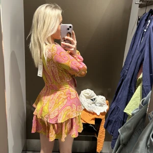 klänning - Klänning med inbyggda shorts som dock inte syns. Dragkedja baktill. Nypris: 289 kr, med lapp kvar. Osäker på om jag ska sälja men skriv vid intresse.