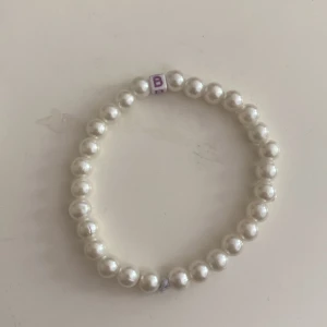 Armband - Ett handgjort armband med bokstaven B på