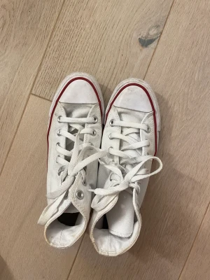 vita Converse  - Säljer mina converse all star strl 37.5. Jag har vanligtvis 38/39 men dessa sitter bra ändå. Säljer dom för använder inte dom längre o dom är som nya. Har även orginal lådan till dom!💕 priset går att diskutera💕