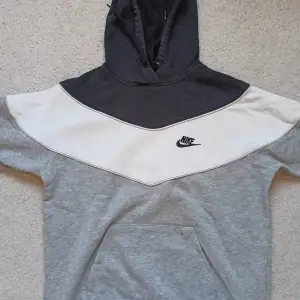 Nike hoodie med 2 minimala fläckar, kanske går bort med Vanish. Svart, vit och grå.