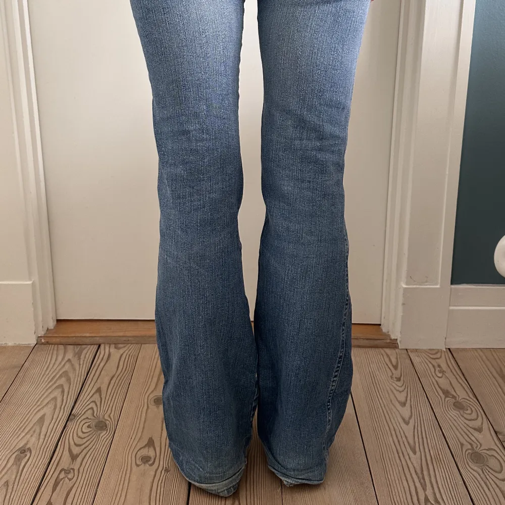 Supersnygga lowaisted jeans från Armani💕. Säljer då jag har många liknade. Kontakt vid frågor!. Jeans & Byxor.