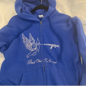 Best yet to come hoodie - As snygg hoodie. Passar inte min stil rikrigt längre så väljer att sälja🥰hör av er om ni undrar något! kan tänka mig ändra pris osv. Köpt för 600?