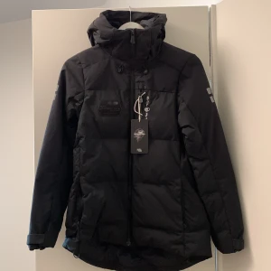 Sail racing jacka  - Storlek S, håller dig varmt under vintern. Köpte jackan oktober 2022, ser ut som helt ny , kostade innan 3299 men säljer för billigare. Vill du veta mer, hör av dig!