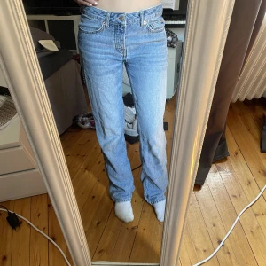 Icon jeans - Ett par blåa jeans ifrån lager 157 i modell icon och i stl S