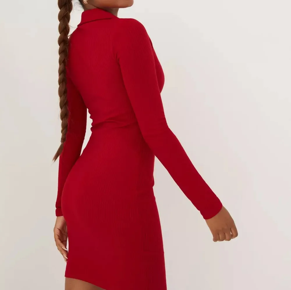 Säljer denna röda klänning ifrån nelly i storlek M. Den är i nyskick och säljes för 140kr+frakt💕. Klänningar.