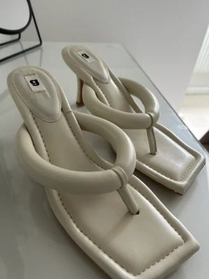 Klackar från Gina  - Jätte fina helt oanvända klackar från Gina tricot. Står att det är storlek 41 men dom passar perfekt till mig som har 39. 