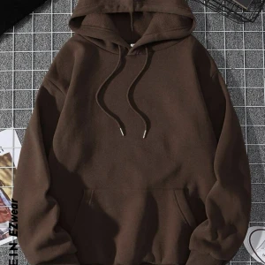 Brun hoodie - Brun hoodie, skulle säga att de är mer L än Xl på hoodien. skriv för egna bilder.❤️‍🔥