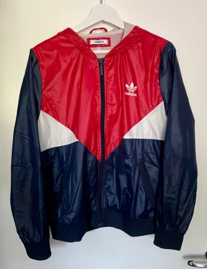 Vintage Adidas vindjacka stl M/L - Trackie jacka från Adidas i mycket bra skick, inga skador! 