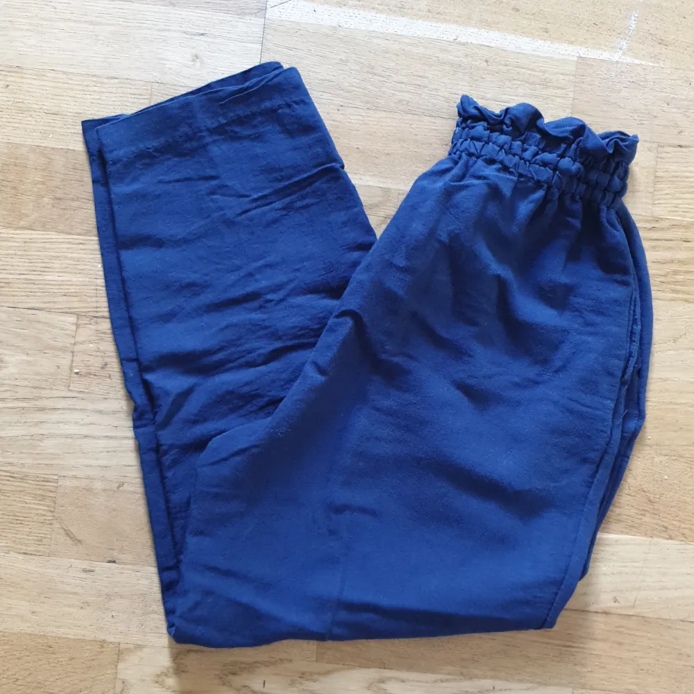 Marinblå linnebyxor, använts endast 2 ggr. Jeans & Byxor.