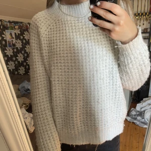 Vit stickad tröja  - Vit stickad tröja ifrån lager 157, säljer eftersom den inte kommer till andvändning💕