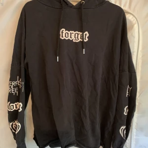 Cool hoodie - En snygg hoodie med coolt tryck från H&M. Använd en hel del, och har tyvärr två hål. Dock skulle jag tro att det är lätt att fixa.