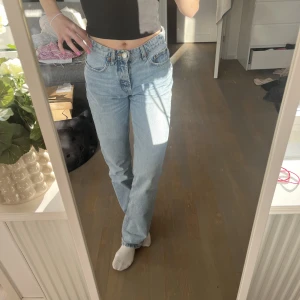 Jeans zara - Säljer ni dessa midwaist jeans från zara då de inte kommer till användning. De är endast använda några få gånger och därför i bra skick. Hör av er vid frågor eller andra funderingar 