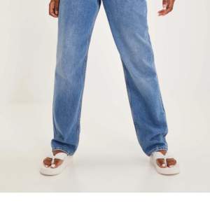 Säljer ett par blåa jeans från Gina tricot. Storlek 42 men skulle säga att dem är små i storleken och kan passa en 40. Säljer för att dem är förstora för mig. Dem är i superfint skick ! ❤️