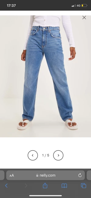 Blåa jeans - Säljer ett par blåa jeans från Gina tricot. Storlek 42 men skulle säga att dem är små i storleken och kan passa en 40. Säljer för att dem är förstora för mig. Dem är i superfint skick ! ❤️