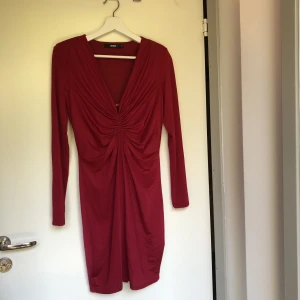 Röd klänning Bik Bok - Klänning från Bik Bok, inköpt 2016. Använd en gång, nyskick. 