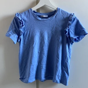 Blå T-shirt  - Säljer min T-shirt från zara för att jag har växt ur den💓