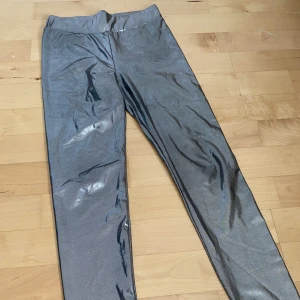 Silvriga tights, barn - Silverglittriga tights för barn i bra skick.