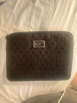 Marc Jacobs datorfodral  - Finaste datorfodralet från Marc Jacobs! Tycärr är det en fläck på och dragkedjan är sönder men den går säkert att laga, där av priset! 💗