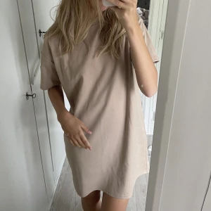 Klänning - Beige jättesnygg klänning från  Veromoda. Tyvärr ej kommit till användning mer än en gång🥺