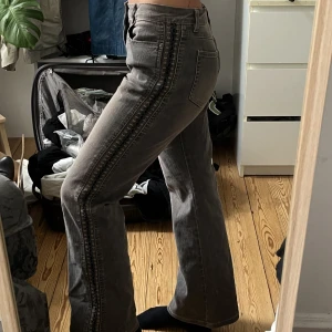 Byxor - Supersnygga byxor i fint skick!!! Dom är lite stora på mig som man kan se på bilden, men sitter supersnyggt på någon som har den storleken:))