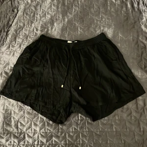 Svarta linne shorts - Ett par svarta shorts som är väldigt tunna och är använd få tals gånger och är i ett bra skick.   