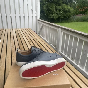 Christian Louboutin Louis Junior Flat  - Christian Louboutin Louis Junior Flat Calf (gråa) - Storlek: 43 - Skick: 9/10 - Pris: 4000kr Kommer med replacement box då original boxen är borta! 