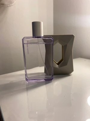 Ariana Grande God is a woman parfym - Ariana Grandes God is a woman parfym 100ml. Syns på första bilden hur mycket som är använt.  Säljer pga jag tröttnat på doften. Köpt på Lyko, har förvarats mörkt och svalt.   Ingen kartong!
