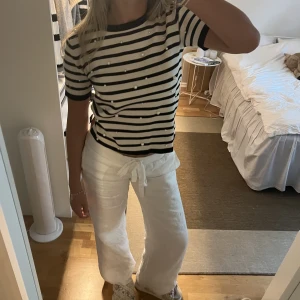 Stickad T-shirt  - Supersnygg randig stickad T-shirt med pärlor från zara
