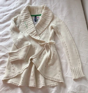 Stickad kofta😻💘 - Supergosig kofta med fina detaljer! 💞💐 Sparsamt använd, fint skick! 😻🪩 Storlek XS 🫶🏼🫶🏼🫶🏼