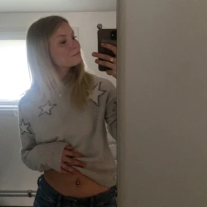 Rails tröja - Supersnygg rails tröja i Kashmir med stjärnor i storlek xS. Har ett litet hål på baksidan av armen (skriv för bild). Nypris≈ 2 500 kr