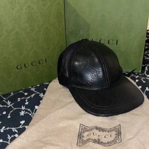 Gucci kepps svart läder - Det här är en svart gucci kepps i läder som är rätt som ovanlig storlek L men passar dem flesta/ box dushbag låda påse osv följer med(: nypris 5k+ priset inte hugget i sten mvh Tim 