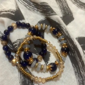 Armband - Mörkblåa armband som passar till nästan allt. Alla tre kostar 15 kr. Använt nästan aldrig. Var inte längesen jag köpte dom. Köpte för typ 30