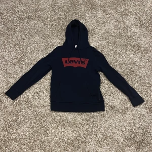 Levis hoodie  - I använt skick. Köparen står för frakt.