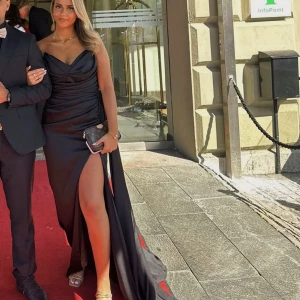 Fest klänning  - Säljer nu min balklänning som är i ett super fint skick. Storlek S, ordinarie pris 4200 kr. Säljer klänningen för 2500. 