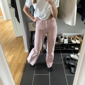 Jeans från Monki  - Rosa jeans som inte används. Står storlek 26 på, men skulle säga att de är som en 36